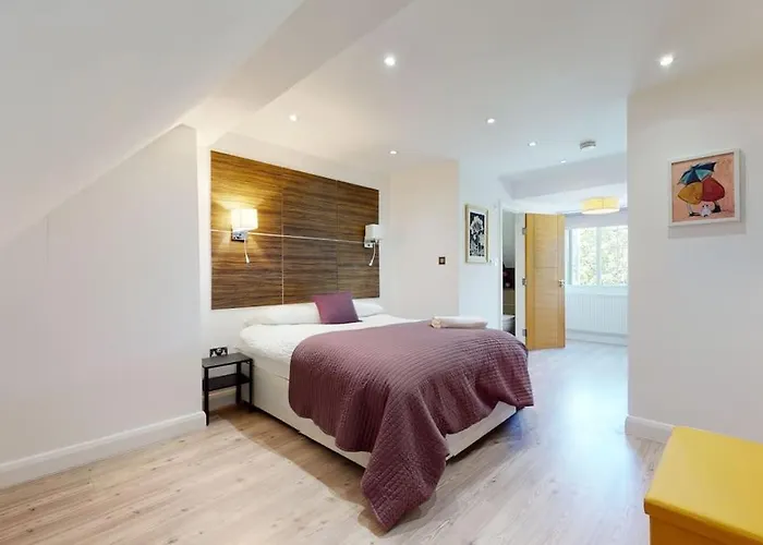 Hampstead 4-Bedrooms Condo Apartment