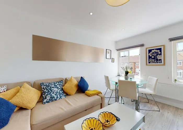 Hampstead 4-Bedrooms Condo Apartment